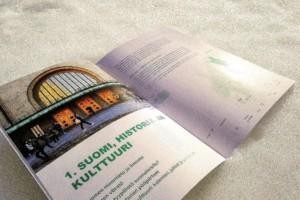 Suomi - yhteiskuntaorientaation oppikirja asetettu lumihankeen. Kirja on avattu Suomi, historia ja kulttuuri -kappaleen otsikon kohdalta.